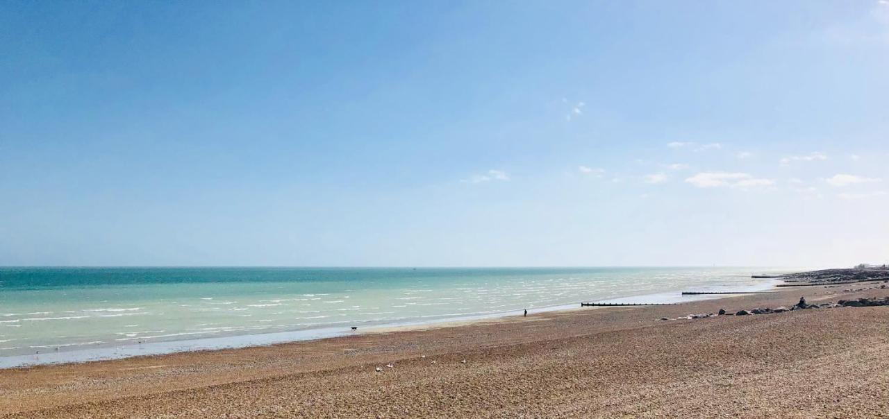Lancing Beach Apartment. エクステリア 写真